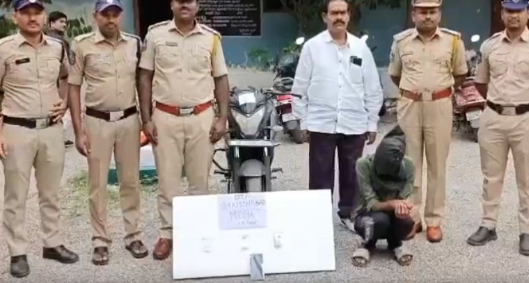 శంషాబాద్ ఎక్సైజ్ పోలీసుల దాడులు