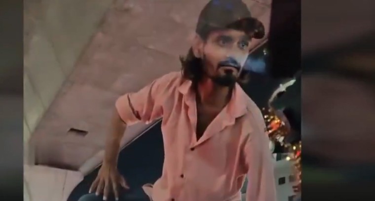 గంజాయి మత్తులో కారు పైకి ఎక్కి యువకుడు హల్‌చల్