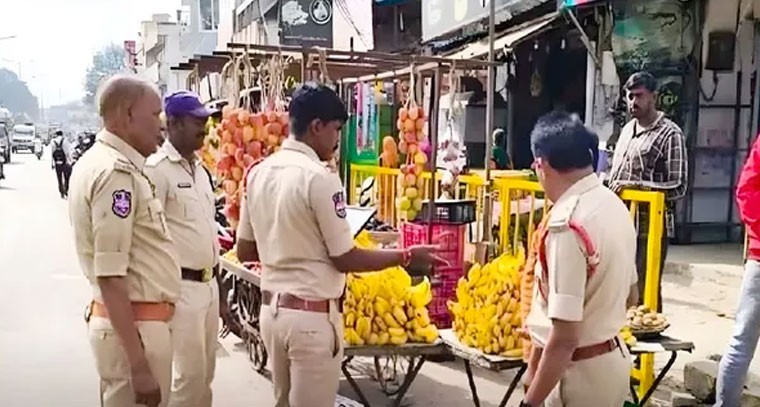 ఫుట్‌పాత్ ఆక్రమణలపై నర్సాపూర్ SI కఠిన హెచ్చరిక