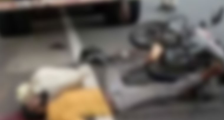 బైక్ లారీని ఢీకొని యువకుడు మృతి