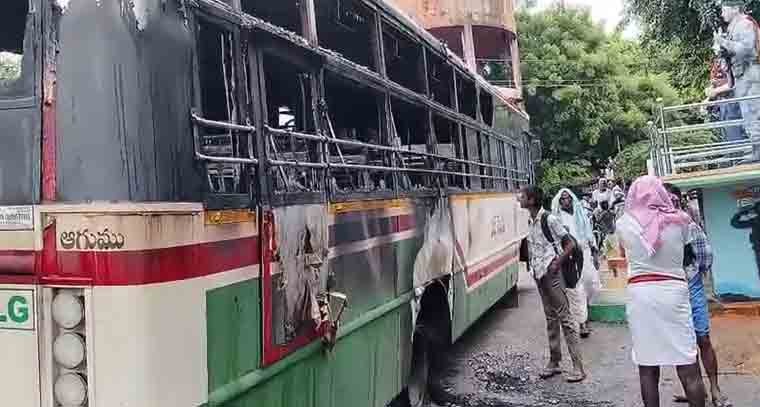 ఆర్టీసీ బస్సుకి నిప్పు పెట్టిన గుర్తుతెలియని దుండగులు 
