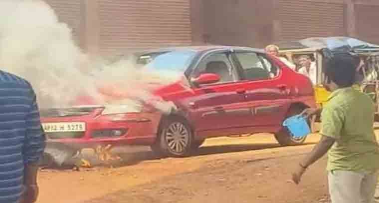 హైదరాబాద్ ప్రాంతంలో అగ్నికి ఆహుతైన కారు 
