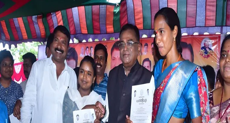 అర్హులైన వారికి ఇందిర మైండ్లు పంపిణీ చేస్తున్నాం