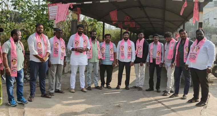 పాపిరెడ్డి కాలనీ రైల్వే అండర్ పాస్ బ్రిడ్జ్ సమస్యను పరిష్కరించిన  మారబోయిన రవి యాదవ్