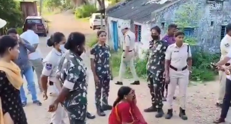 వంతెన నిర్మాణం కోసం ఇళ్ల కూల్చివేతలు. ఉద్రిక్తత