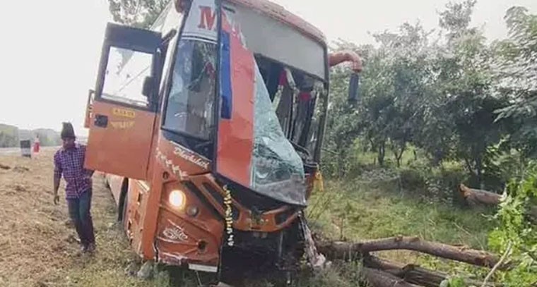 ట్రావెల్స్ బస్సుకు తప్పిన పెను ప్రమాదం