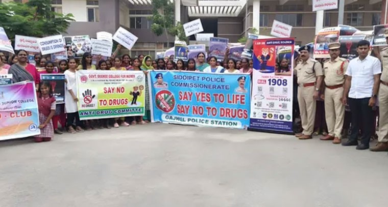 చెడు వ్యసనాలకు బానిసలు కాకుండా భవిష్యత్ కు బాటలు వేసుకోవాలి

