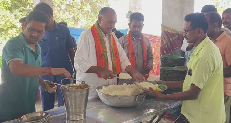 మాజీ ఎమ్మెల్యే గండ్ర వెంకటరమణారెడ్డి ఆలయ పూజల్లో పాల్గొని అన్నదానం