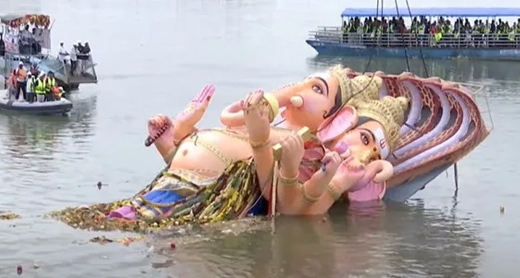 బైబై గణేశా.. గంగమ్మ ఒడికి చేరిన మహాగణేషుడు