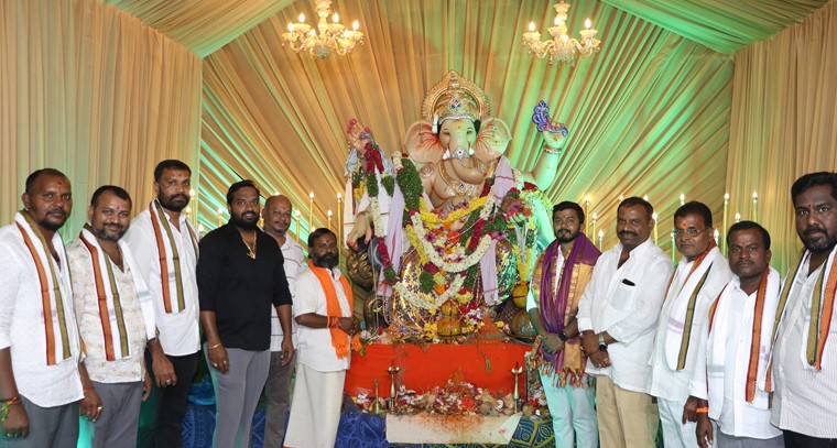  పటాన్‌చెరులో అన్నదానంలో పాల్గొన్న బీఆర్ఎస్ నాయకుడు మాదిరి ప్రిథ్వీరాజ్ 

