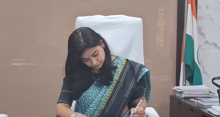 కలెక్టర్ గా బాధ్యతలు స్వీకరించిన గరిమ అగ్రవాల్