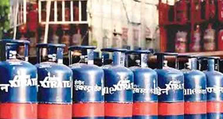 వాణిజ్య గ్యాస్ సిలిండర్ ధర స్వల్ప తగ్గింపు 
