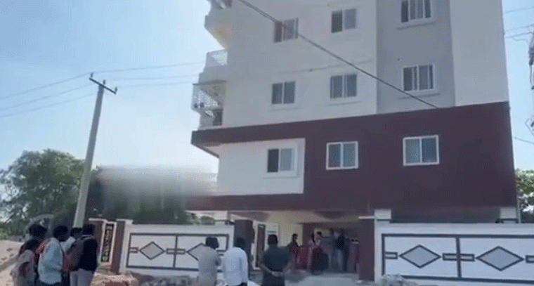 ఆడుకుంటున్న బాలుడిపై కూలిన గేటు.. బాలుడు మృతి