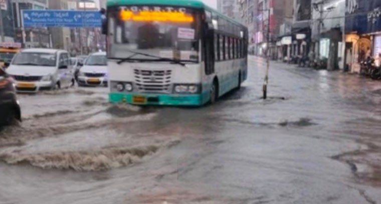 భారీ వర్షం.. ఇళ్ల నుంచి బయటకు రావొద్దు