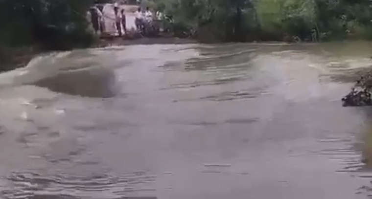  కొంటూరు పెద్ద చెరువు ఓవర్‌ఫ్లో.. నిలిచిన రాకపోకలు