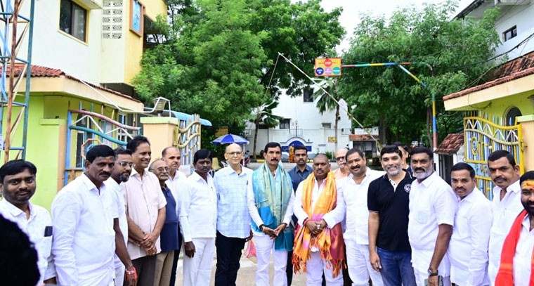 ఎమ్మెల్యే జిఎంఆర్ తో కలిసి  అభివృద్ధి పనులకు శంకుస్థాపన చేసిన  మాజీ చైర్మన్ తుమ్మల పాండురంగారెడ్డి..