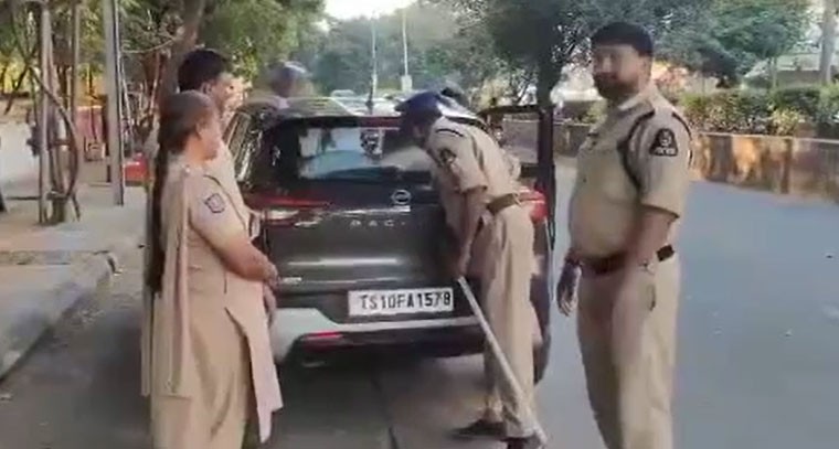 రాంగోపాల్ పేటలో పోలీసులు వాహనాల తనిఖీలు