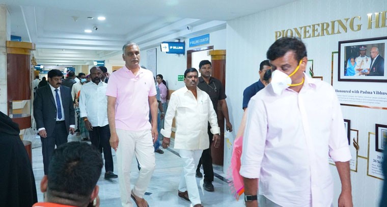 ఎమ్మెల్యే జిఎంఆర్ మాతృమూర్తిని పరామర్శించిన మాజీ మంత్రి హరీష్ రావు..