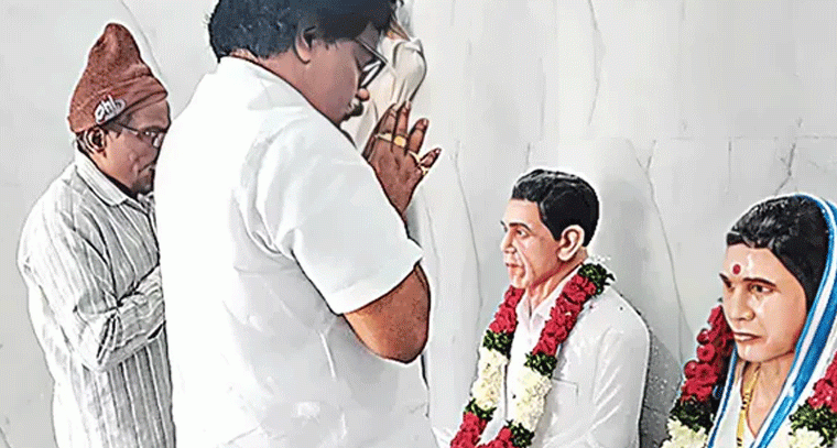 తల్లిదండ్రులకు గుడి కట్టిన కుమారుడు