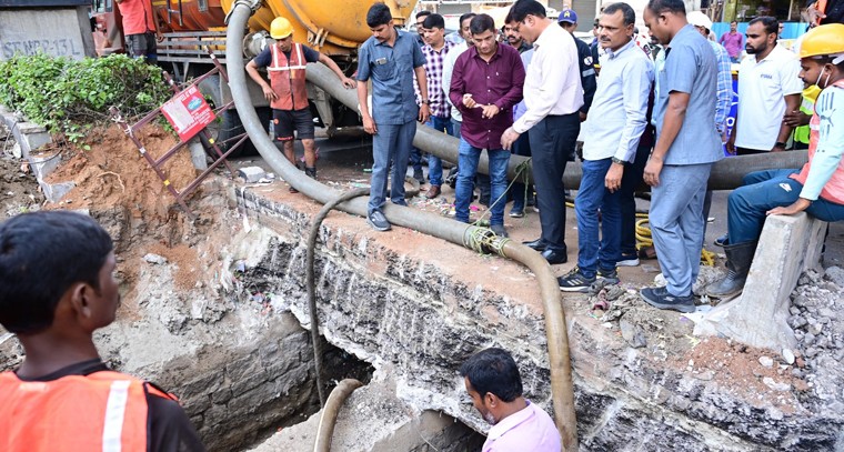 పూడిక తొల‌గింపును ప‌రిశీలించిన హైడ్రా క‌మిష‌న‌ర్‌