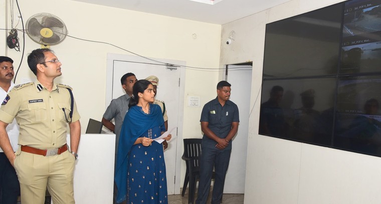 కమాండ్ కంట్రోల్ నుండి శోభాయాత్రను పరిశీలించిన సీపీ.