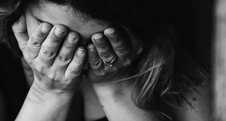 'డబ్బులు ఇవ్వలేకపోతే.. కోరిక తీర్చు'.. యువతికి వేధింపులు