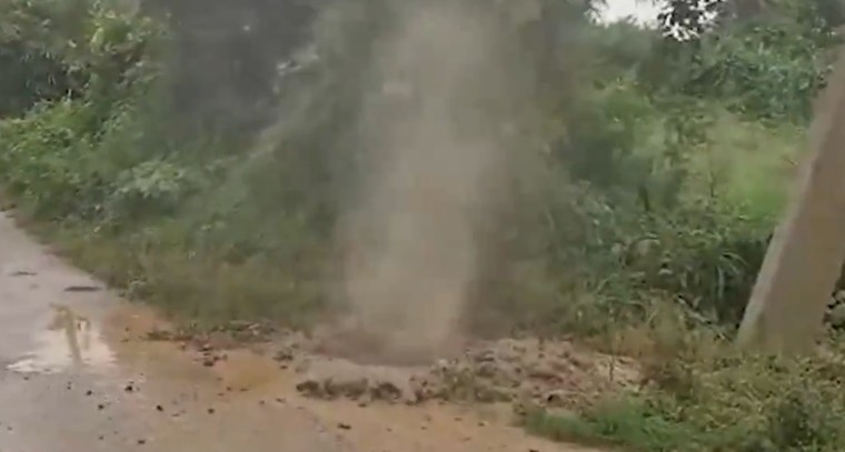 పగిలిన గ్యాస్ పైప్ లైన్.. భయాందోళనలో స్థానికులు..