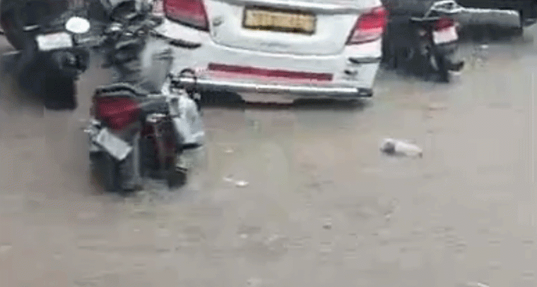 హైదరాబాద్‌లో కుండపోత వర్షం: ట్రాఫిక్‌కు తీవ్ర అంతరాయం