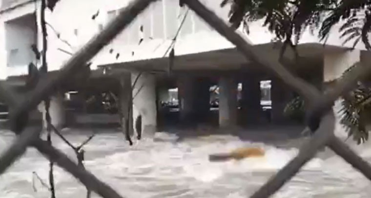 10 ఫిట్ల తేడాతో మెట్రో స్టేషన్ కింది నుంచి వరద నీరు ప్రవాహం