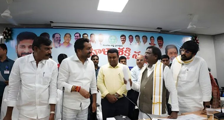 మంత్రి దృష్టికి ఇందిరమ్మ ఇల్లు పథకం సమస్యలు