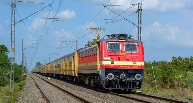 వర్షాల ఎఫెక్ట్.. ఐదు రోజుల పాటు 10 ట్రైన్లు రద్దు