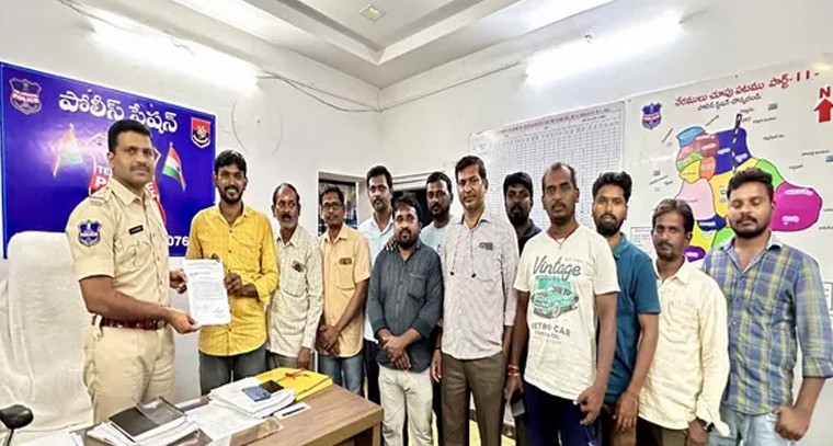 గిఫ్ట్ షాపుల్లో ఫోటో ఫ్రేమ్స్ అమ్మకంపై ఫోటోగ్రాఫర్ల ఆందోళన