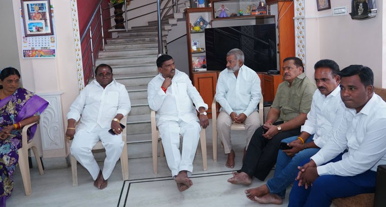 బిఆర్ఎస్ సీనియర్ నాయకులను పరామర్శించిన ఎమ్మెల్యే జిఎంఆర్