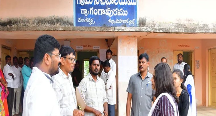 నామినేషన్ స్వీకరణ కేంద్రాన్ని సందర్శించిన కలెక్టర్