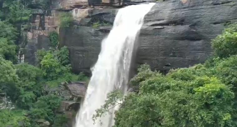 ప‌ర‌వ‌ళ్లు తొక్కుతున్న గౌరీ గుండాల జ‌ల‌పాతం