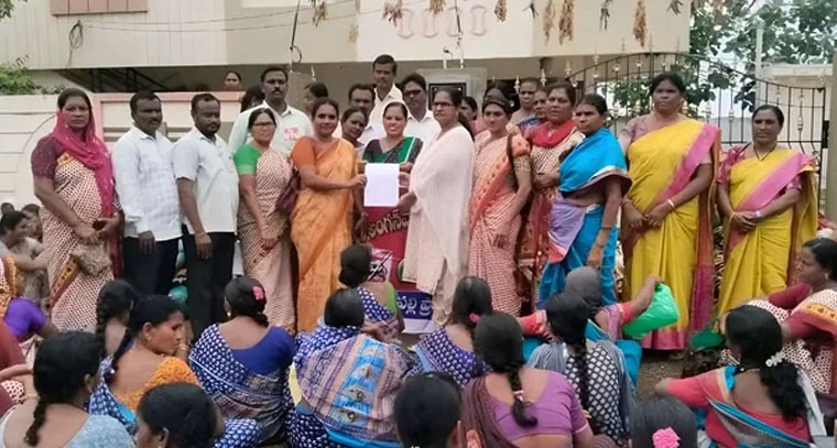 అంగన్వాడీ టీచర్ కుటుంబాన్ని ఆదుకోవాలి