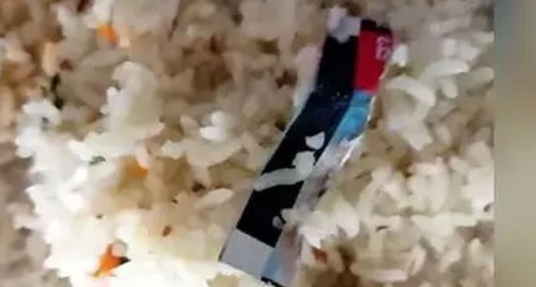 విద్యార్థులు తినే భోజనంలో గుట్కా ప్యాకెట్ కలకలం