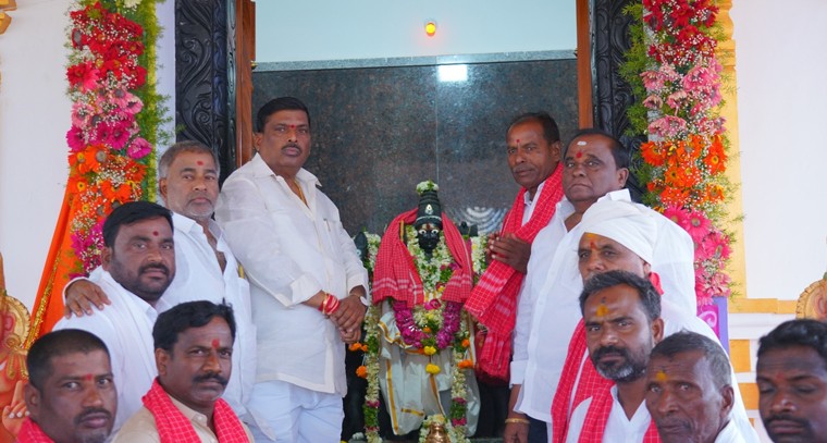 ఇస్నాపూర్ బీరప్ప దేవాలయం నిర్మాణానికి 10 లక్షల రూపాయల విరాళం అందించిన ఎమ్మెల్యే జిఎంఆర్..