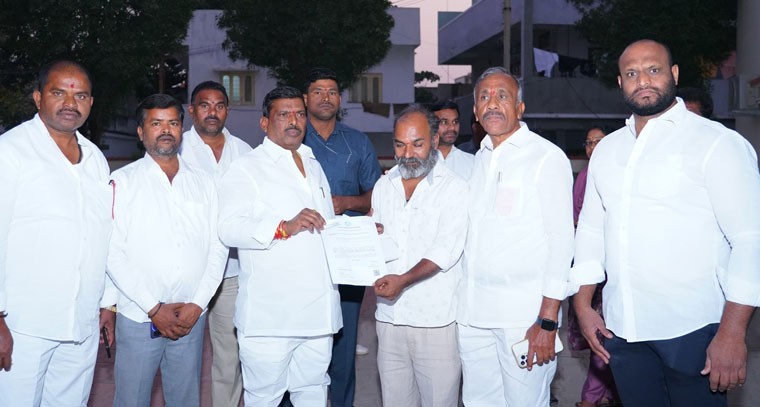 రెండున్నర లక్షల రూపాయల విలువైన ఎల్ఓసిని అందజేసిన ఎమ్మెల్యే జిఎంఆర్ 