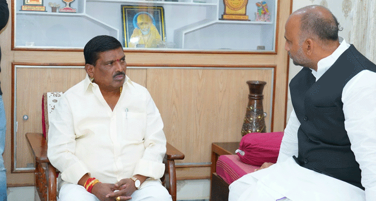 ఉత్తరప్రదేశ్ మాజీ ఎమ్మెల్యేను పరామర్శించిన ఎమ్మెల్యే జిఎంఆర్ 