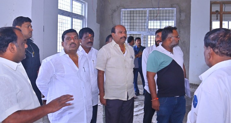 యాదవ సంఘం ఫంక్షన్ హాల్ నిర్మాణ పనులను పరిశీలించిన ఎమ్మెల్యే జిఎంఆర్