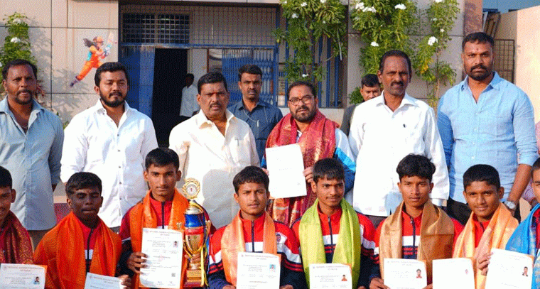 క్రీడాకారులను సన్మానించిన ఎమ్మెల్యే  గూడెం మహిపాల్ రెడ్డి