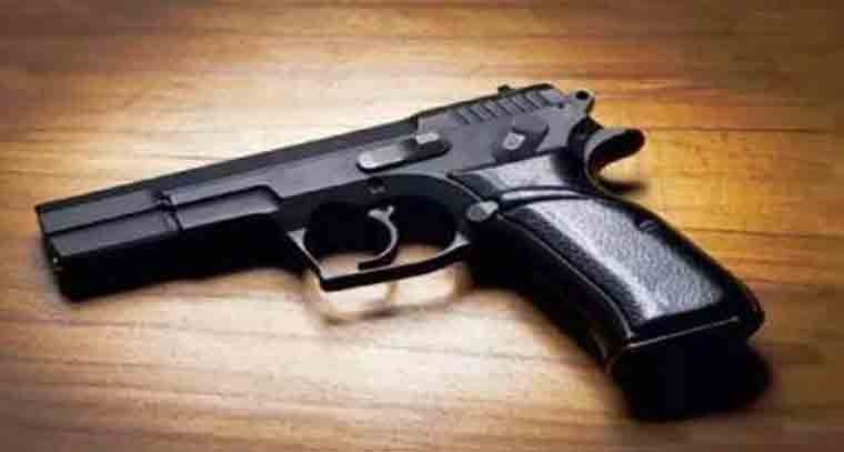 అప్పులు తీర్చేందుకు సర్వీస్ తుపాకీని తాకట్టు పెట్టిన ఎస్సై 
