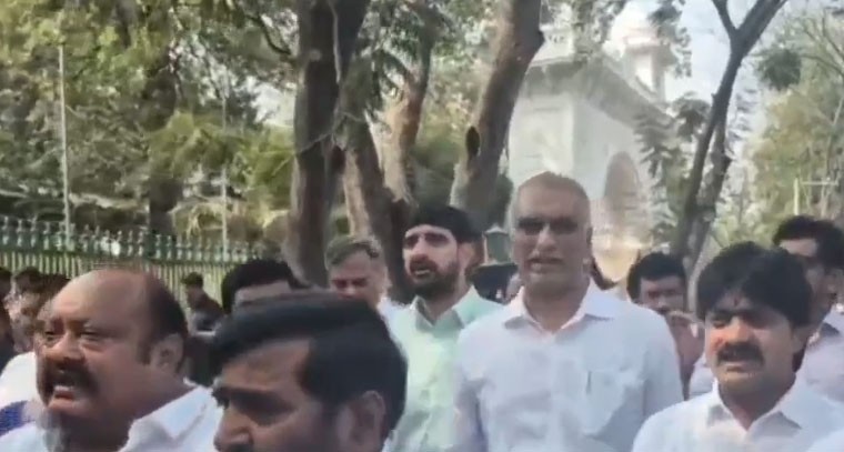 గన్‌పార్కు వద్ద బైఠాయించి బీఆర్‌ఎస్‌ ఎమ్మెల్యేల ఆందోళన