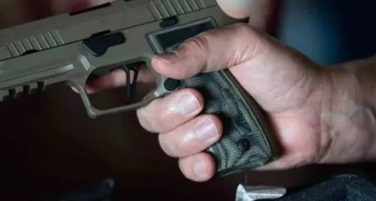 బెట్టింగ్‌లో నష్టాలు.. సర్వీస్ రివాల్వర్ అమ్మేసిన ఎస్ఐ!