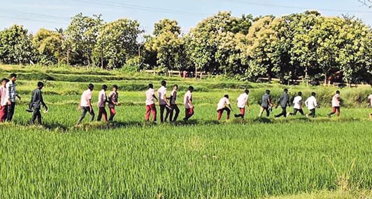 తమ సమస్యలు కలెక్టర్‌కు చెప్పుకునేందుకు గోడ దూకిన 70 మంది గురుకుల విద్యార్థులు
