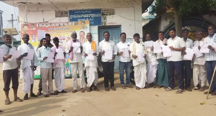 గృహజ్యోతి పథకం.... సంక్రాంతి కానుకగా శుభాకాంక్షలు పత్రాలు పంపిణీ