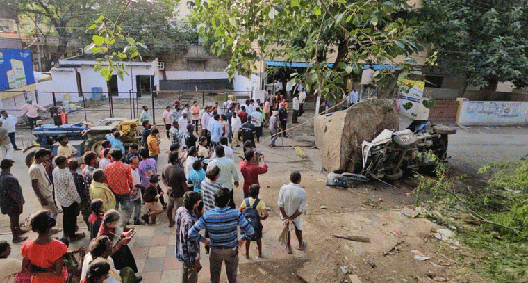 గుట్టపై నుంచి జారిపడిన భారీ బండరాయి GHMC తో కలసి తొలగించిన హైడ్రా