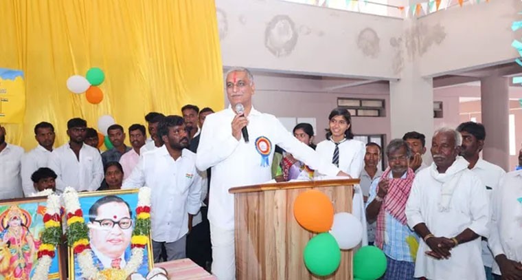 వైద్యకళాశాలలో సీటుసాధిస్తే ఫీజులు సొంతంగా భరిస్తా: హరీష్ రావు