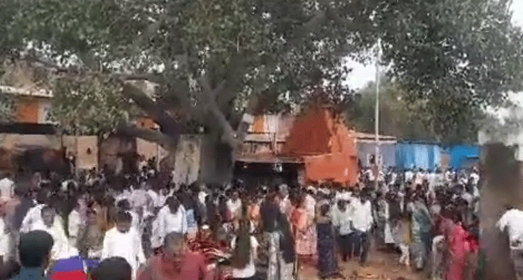 హనుమాన్ ఆలయంలో భక్తుల రద్దీ, అన్నదాన కార్యక్రమాలు